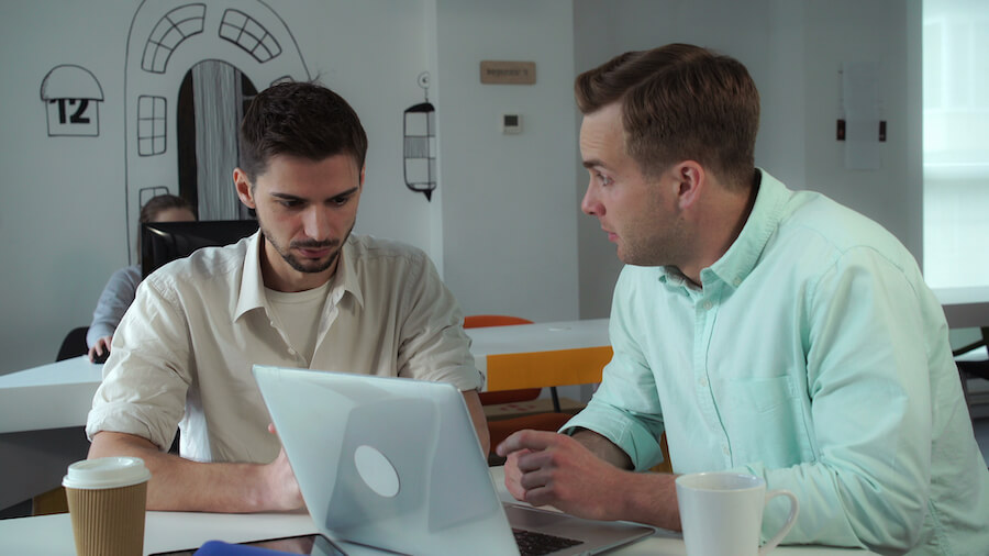 やっつけ仕事をする人が職場にいる時の対処方法